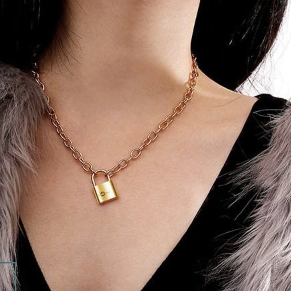 Padlock Star Pendant 18K Gold Plated Necklace - Picture 3 of 11